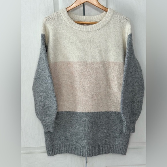 Skies‎ Are Blue Oversized Sleeves Crew Neck Sweater Size Medium Gray Pink Cream - Picture 1 of 4